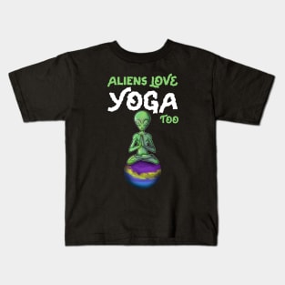 Aliens love Yoga Kids T-Shirt